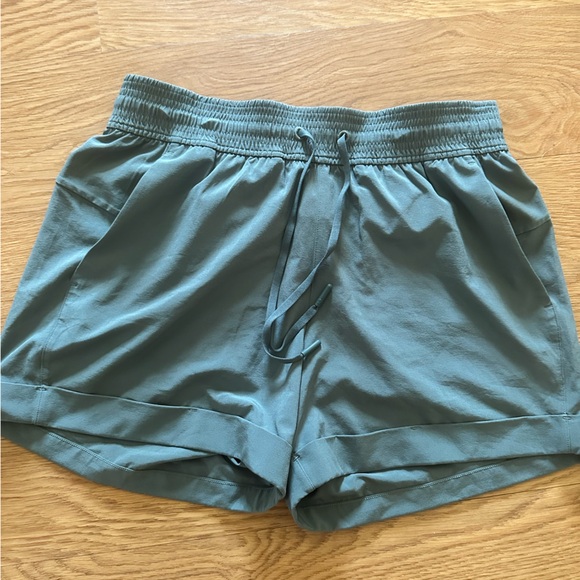 Lululemon Athletica Green/Grey Athletic Shorts Lightweight Performance size 6 - Picture 1 of 5